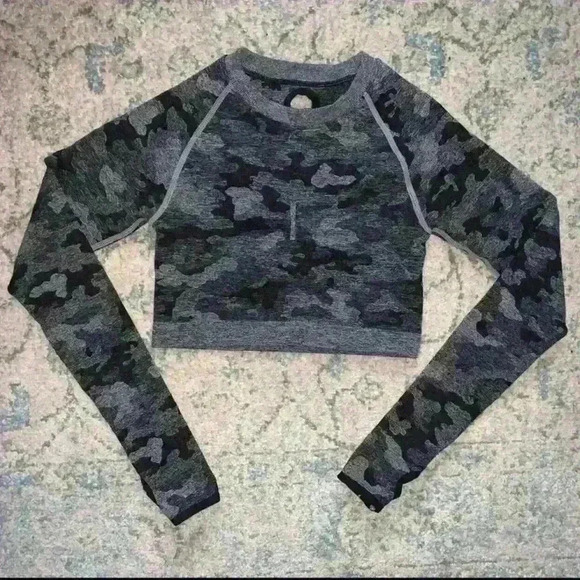 Seamless camo crop top with thumb holes - Picture 3 of 4